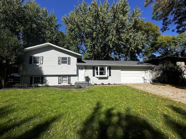 104 W Thomas AVE, Marshall, MN 56258