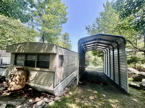 160 Oak DR, Greentown, PA 18426