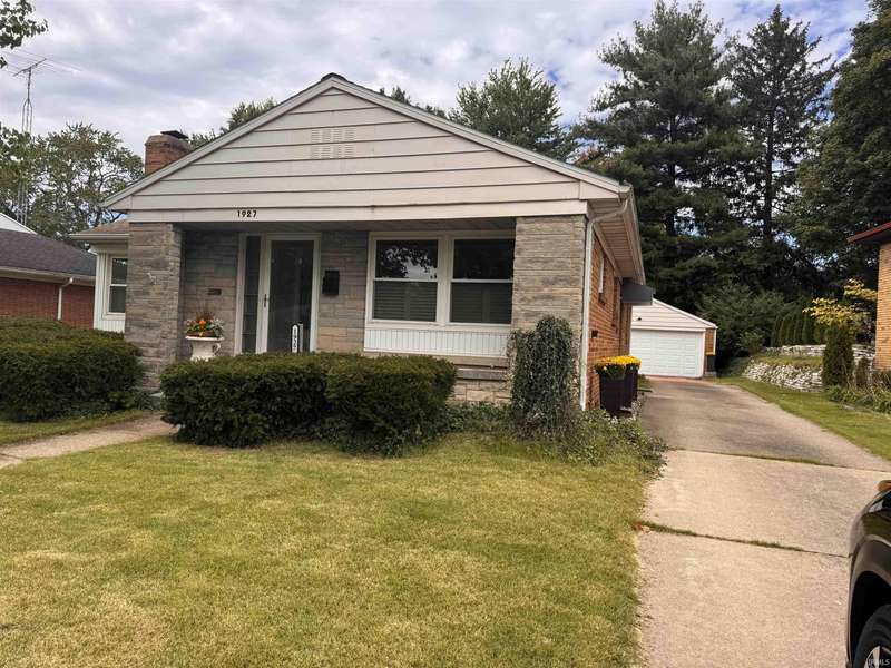 1927 Rockne DR, South Bend, IN 46617-2242