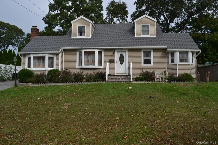 7 Grand Haven DR, Commack, NY 11725