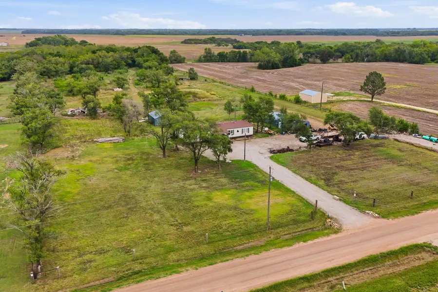 10422 W 72nd St, Halstead, KS 67056