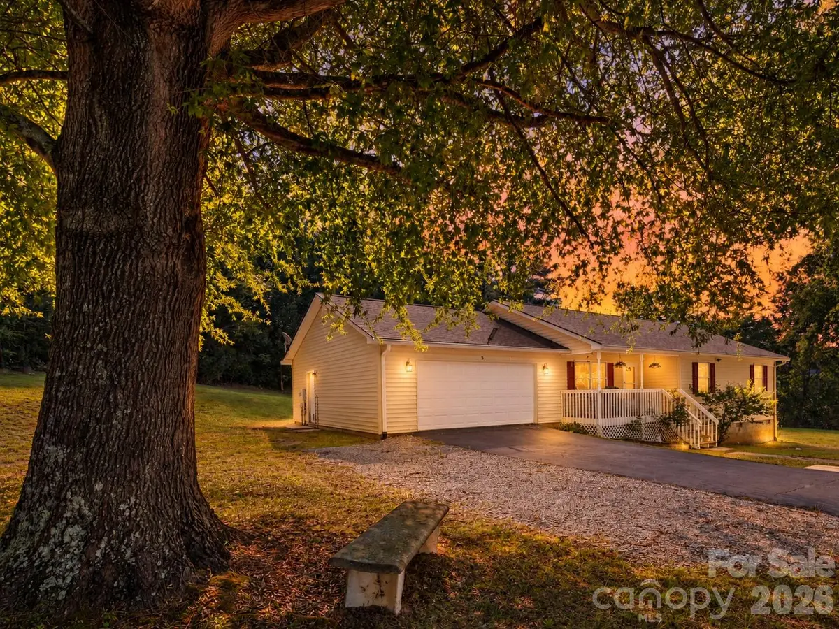 5 Harrison Hill RD, Swannanoa, NC 28778