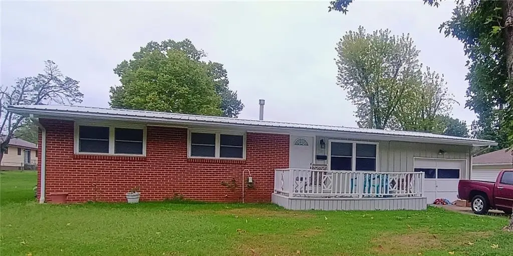 1105 N Oak ST, Nevada, MO 64772