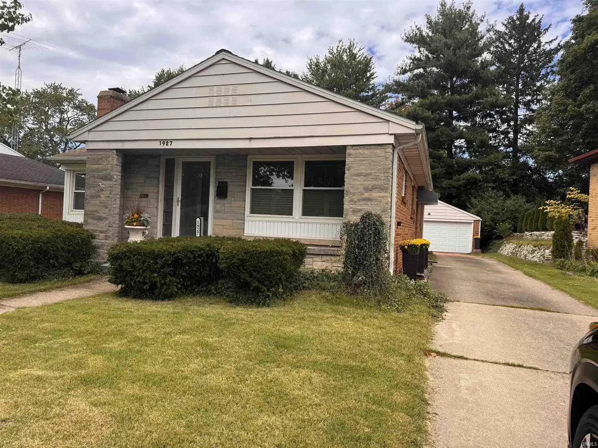 1927 Rockne DR, South Bend, IN 46617-2242