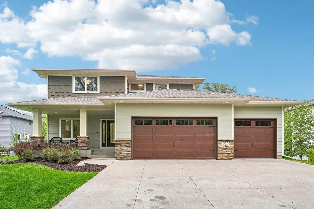 325 County Road B W, Roseville, MN 55113