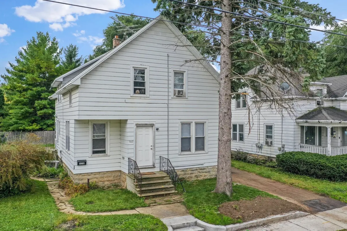 327 W 16TH AVE, Oshkosh, WI 54902-6801