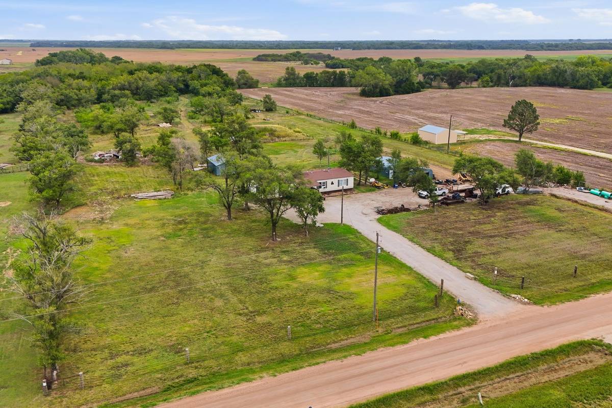 10422 W 72nd St, Halstead, KS 67056