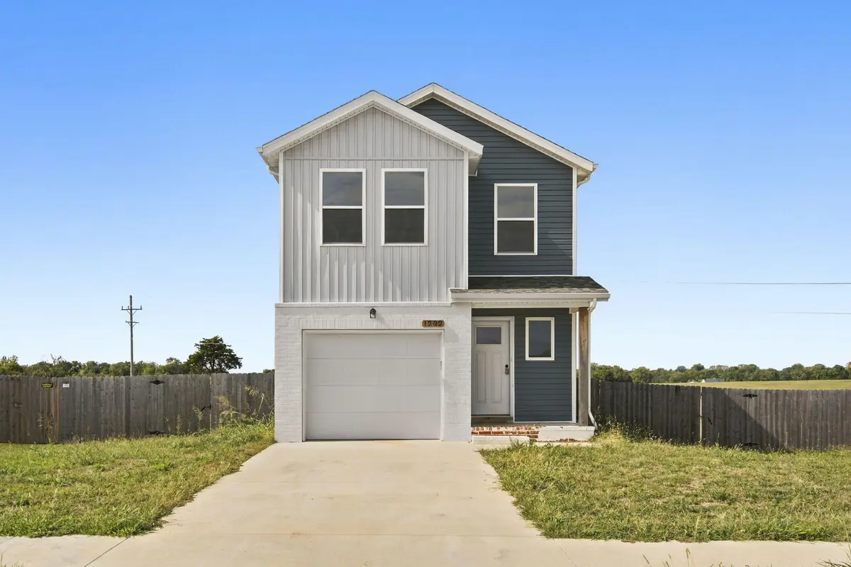 1202 E Perry ST, Republic, MO 65738
