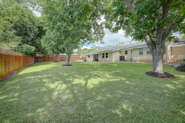 1902 E 18th ST, Georgetown, TX 78626
