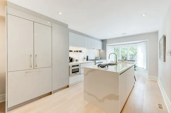70 Heath ST E, Toronto C09, ON M4T 1S3