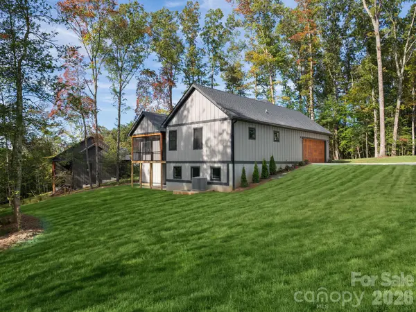 20 Nature Walk LN, Hendersonville, NC 28739
