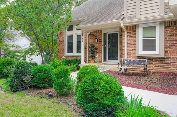 13723 W 75th PL, Lenexa, KS 66216