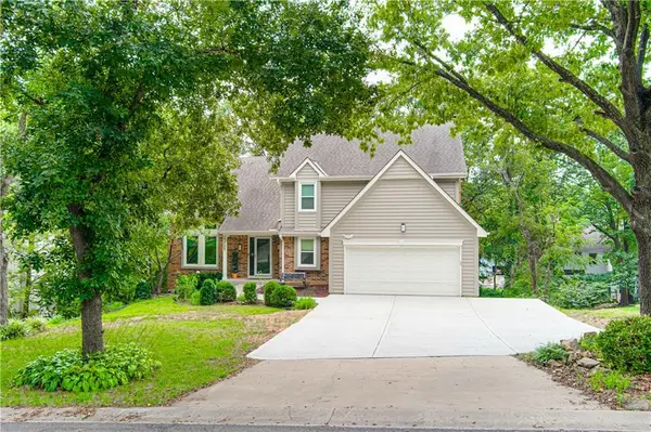 13723 W 75th PL, Lenexa, KS 66216