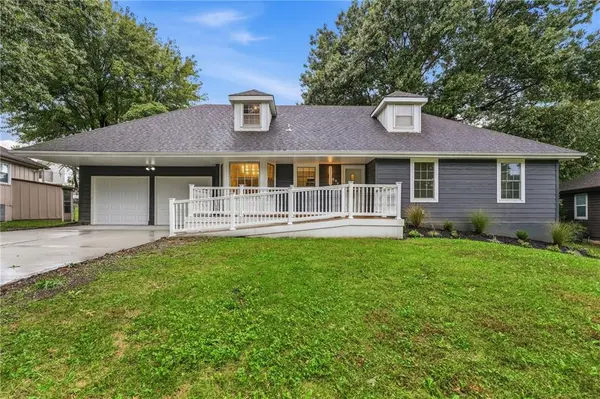 609 SW Elwood DR, Lee's Summit, MO 64081