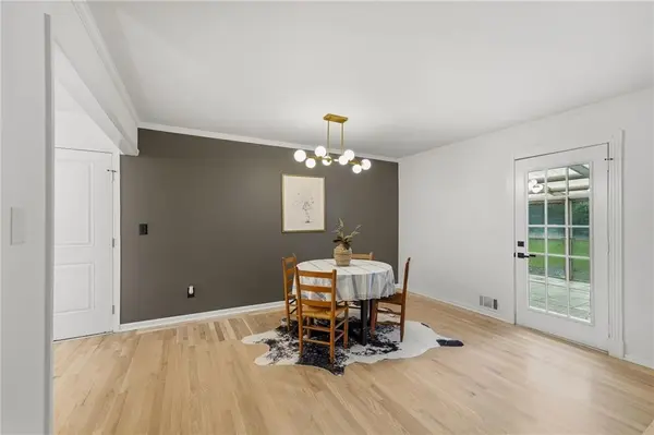 609 SW Elwood DR, Lee's Summit, MO 64081