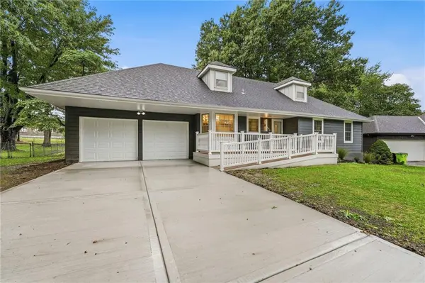 609 SW Elwood DR, Lee's Summit, MO 64081