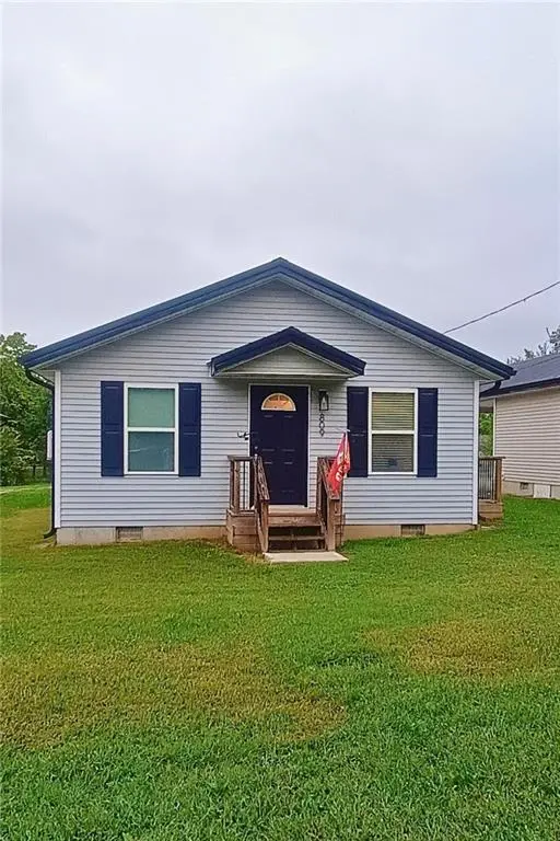 809 N Adams ST, Nevada, MO 64772