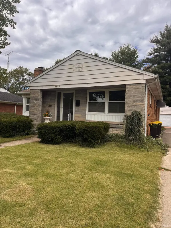 1927 Rockne DR, South Bend, IN 46617-2242