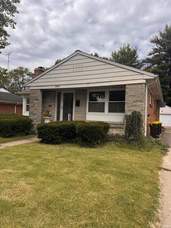 1927 Rockne DR, South Bend, IN 46617-2242