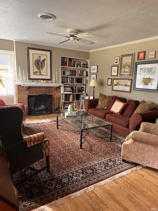 1927 Rockne DR, South Bend, IN 46617-2242