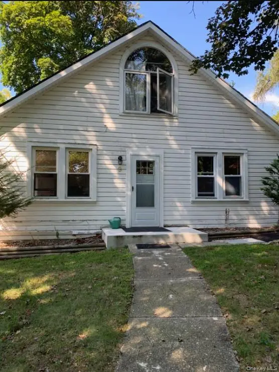 9 Benedict LN, New Windsor, NY 12553