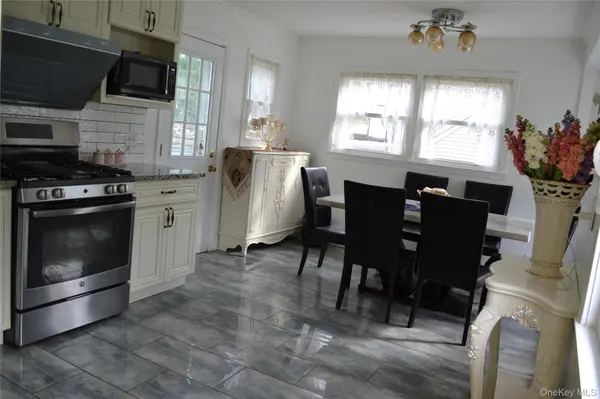 7 Grand Haven DR, Commack, NY 11725