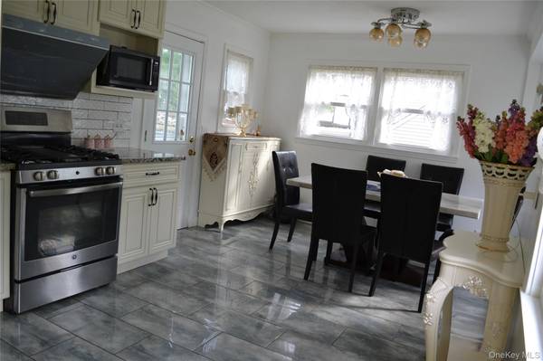 7 Grand Haven DR, Commack, NY 11725