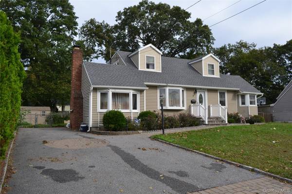 7 Grand Haven DR, Commack, NY 11725