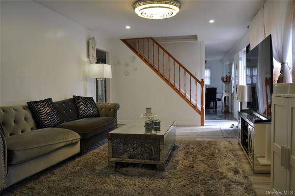 7 Grand Haven DR, Commack, NY 11725