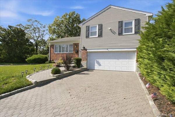 840 Carolyn CT, Seaford, NY 11783