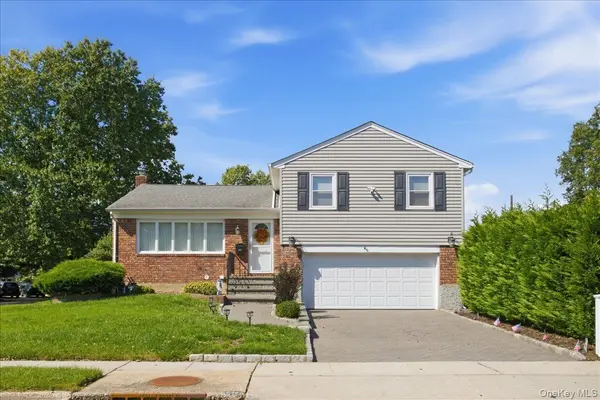840 Carolyn CT, Seaford, NY 11783