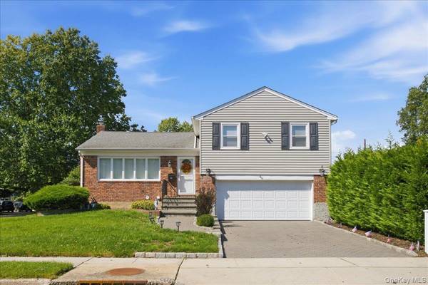 840 Carolyn CT, Seaford, NY 11783