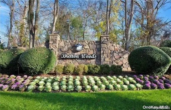 305 Brettonwoods DR, Coram, NY 11727