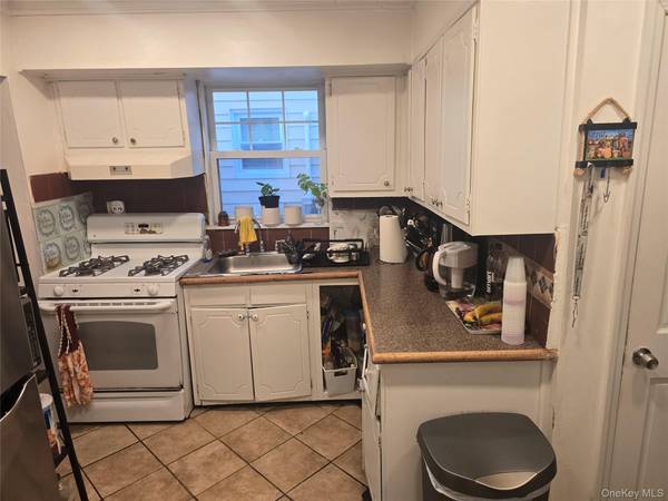 70 Rockaway Pkwy, Valley Stream, NY 11580