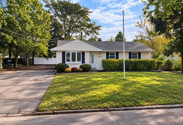 2909 Falcon Ave, Medford, NY 11763