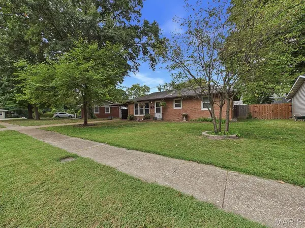 5 Riviera Drive DR, Granite City, IL 62040