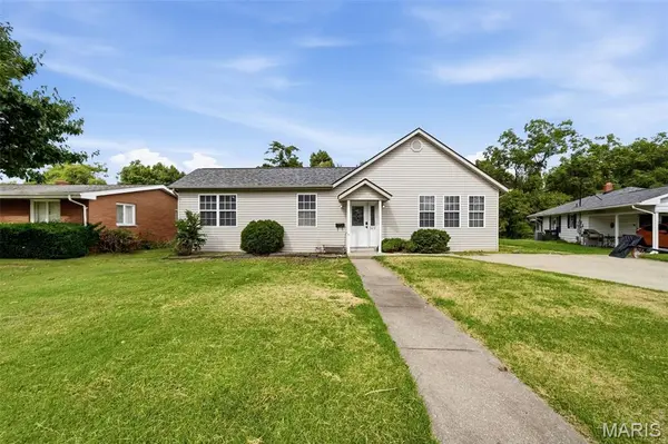 523 W Bottom AVE, Columbia, IL 62236
