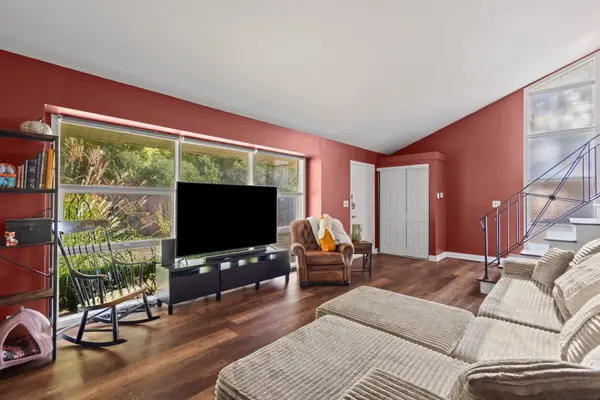 924 N Milwaukee AVE #F, Libertyville, IL 60048