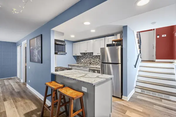 924 N Milwaukee AVE #F, Libertyville, IL 60048