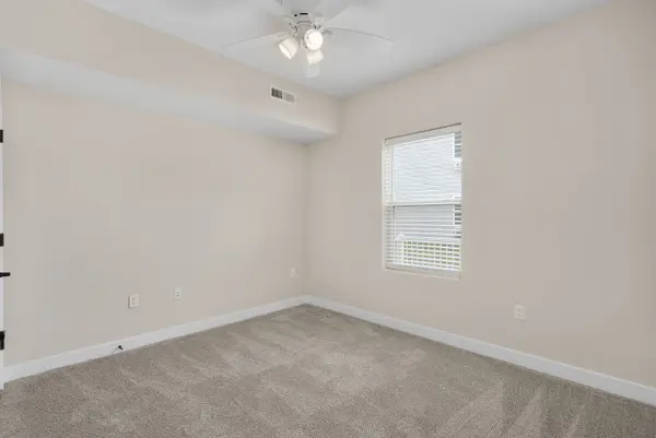 1156 Devils Glen RD #111, Bettendorf, IA 52722