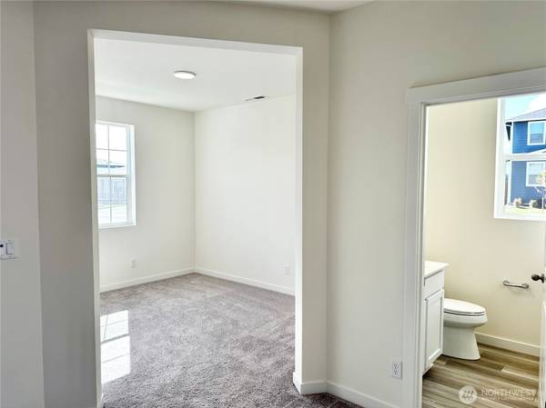 18526 136th AVE E #129, Puyallup, WA 98374