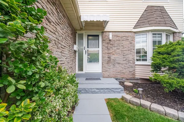 1527 Forestdale CT, Oakville, ON L6H 3A1