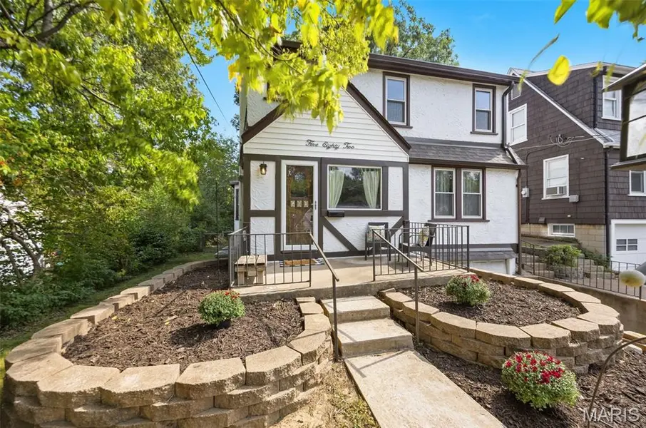 582 N Laclede Station RD, Webster Groves, MO 63119