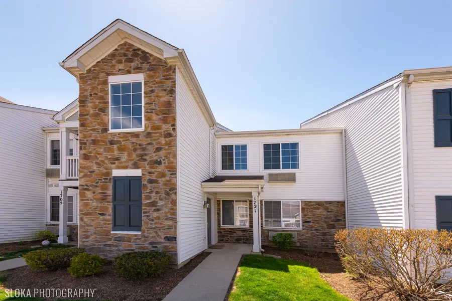 1721 SILVERSTONE DR #1721, Carpentersville, IL 60110