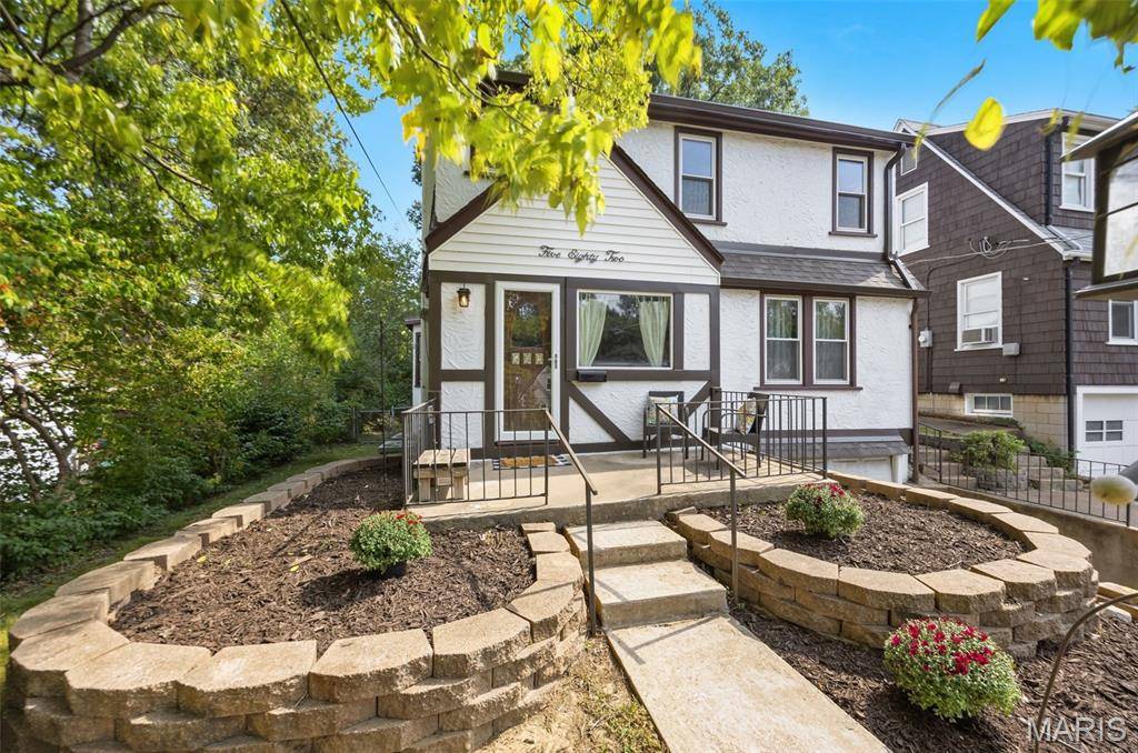 582 N Laclede Station RD, Webster Groves, MO 63119