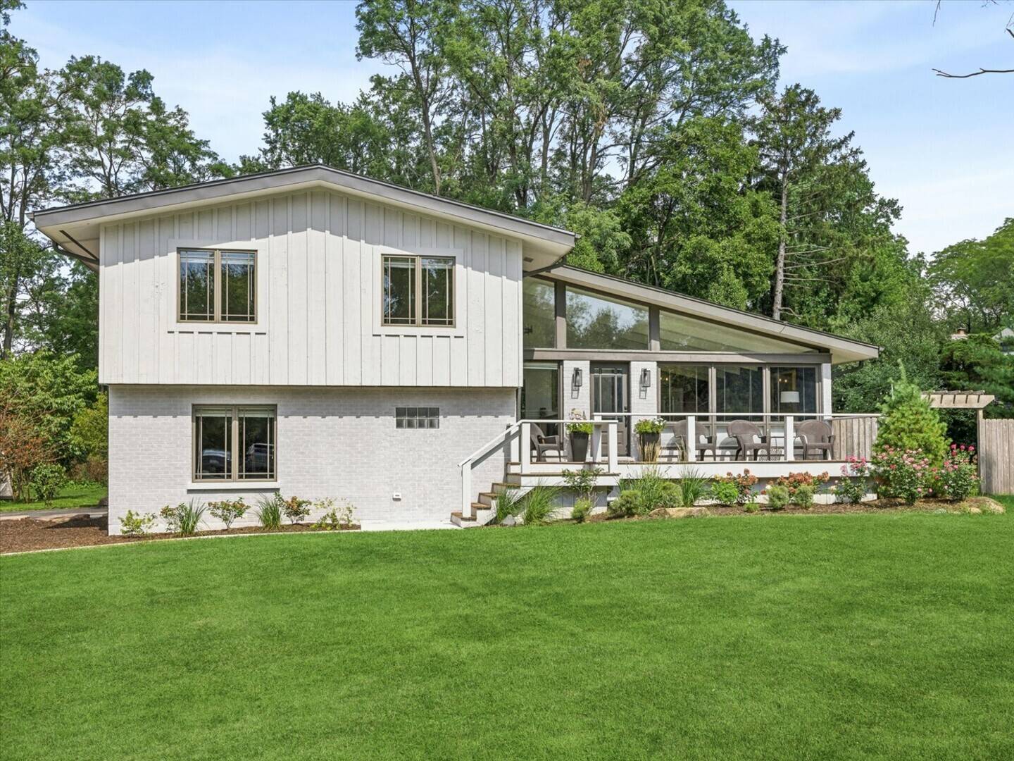 1525 W Wiesbrook RD, Wheaton, IL 60189