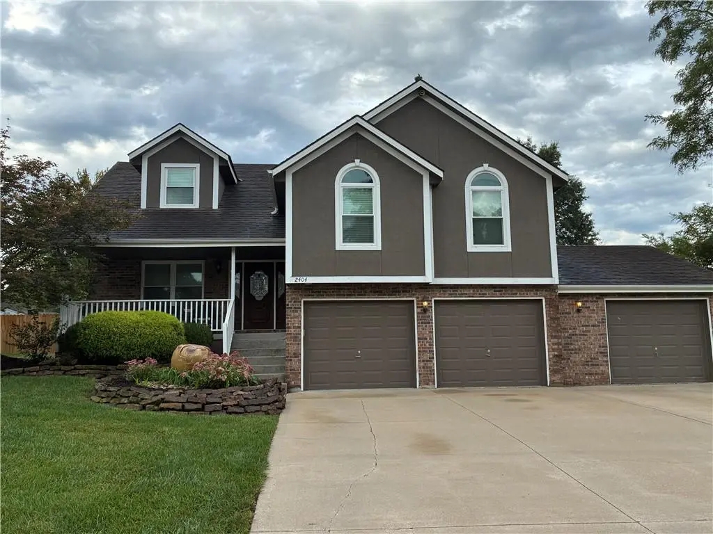 2404 SW Still Meadows LN, Blue Springs, MO 64015