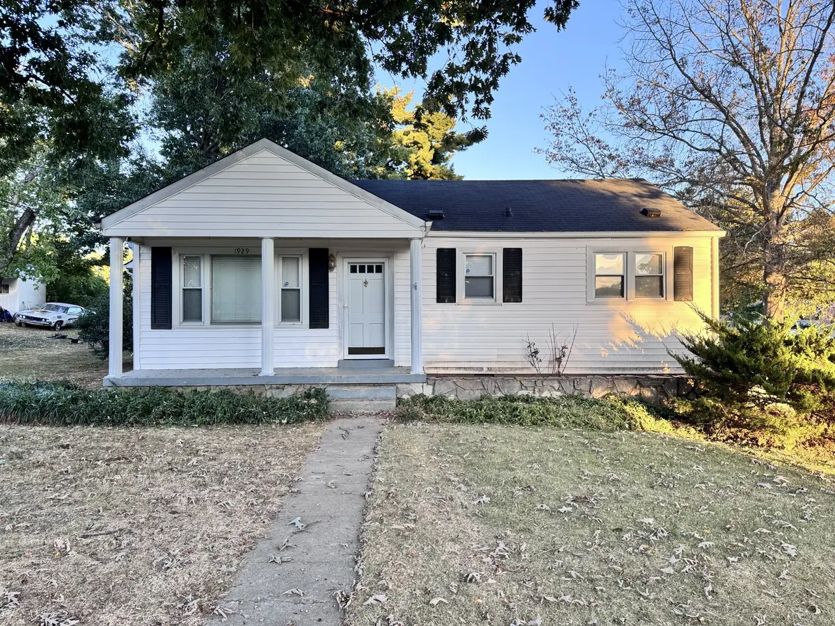 1929 Overton Dr, Columbia, TN 38401