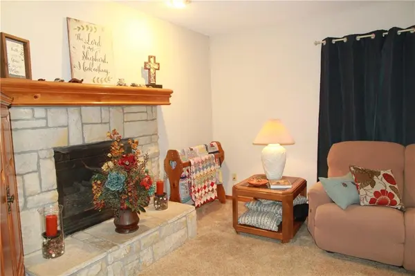 945 E Cottage Creek DR, Gardner, KS 66030