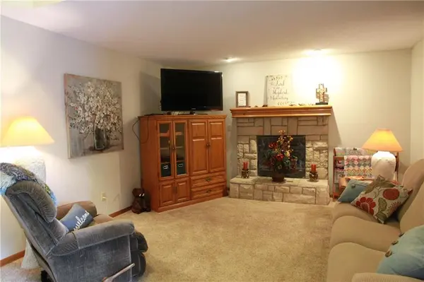 945 E Cottage Creek DR, Gardner, KS 66030